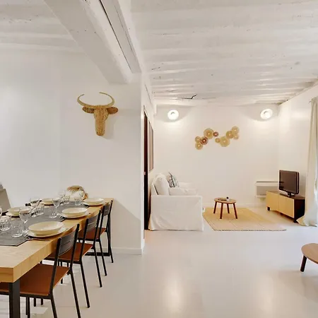 Magnificent -2br-4p- Le Marais Apartment Paris