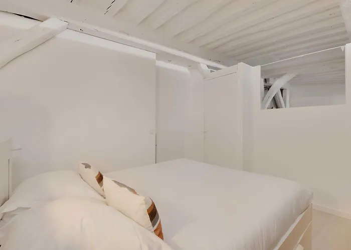 Magnificent -2br-4p- Le Marais Apartment